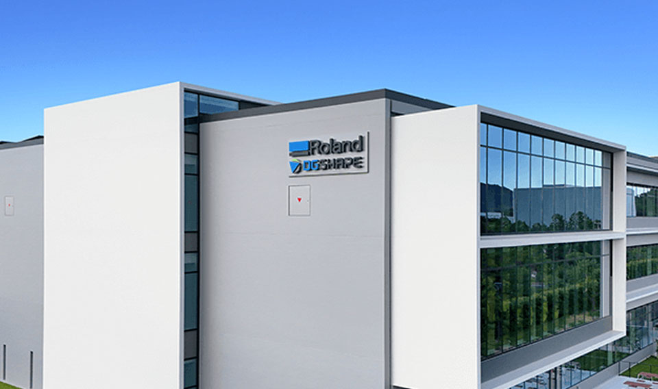 Solução CAD/CAM Roland DGA para fresagem dental de alta precisão a seco e úmido.