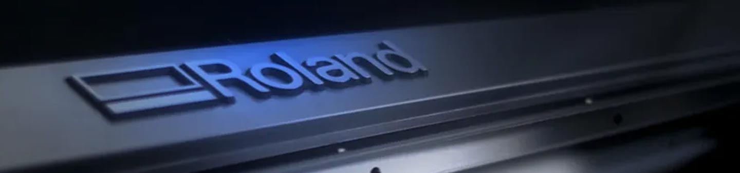 Fresadora odontológica Roland DGA DWX usinando prótese digital em zircônia e PMMA.